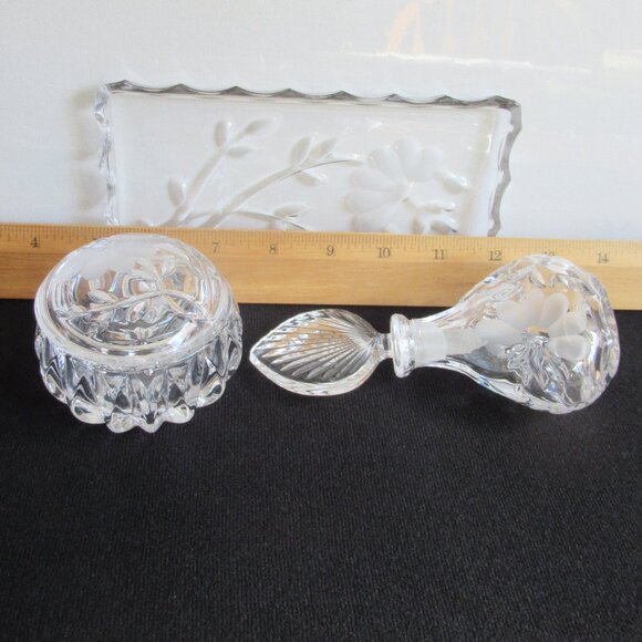 Vanity Set, Perfume decanter, Tray, Trinket box w/ lid, Heritage design, Vintage - Picture 6 of 13